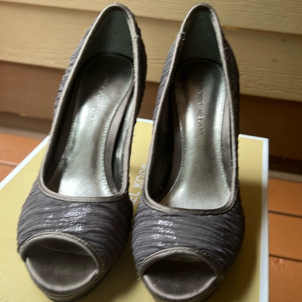 Size 8m Antonio Melani shoe in fair condition. Color gray